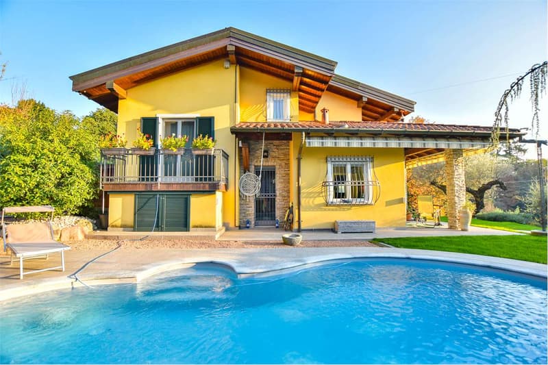 Elegante villa indipendente immersa nella natura, con piscina e garage (2)
