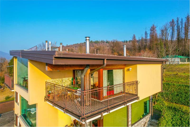 Luminoso appartamento all'ultimo piano, con bellissima vista sul Lago (9)