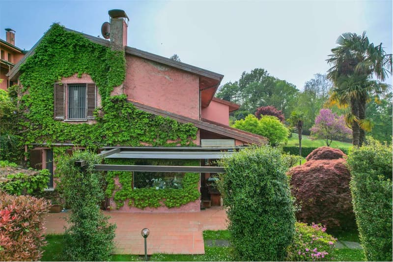 Bellissima villa immersa nel verde, con ampi spazi esterni, piscina e (8)