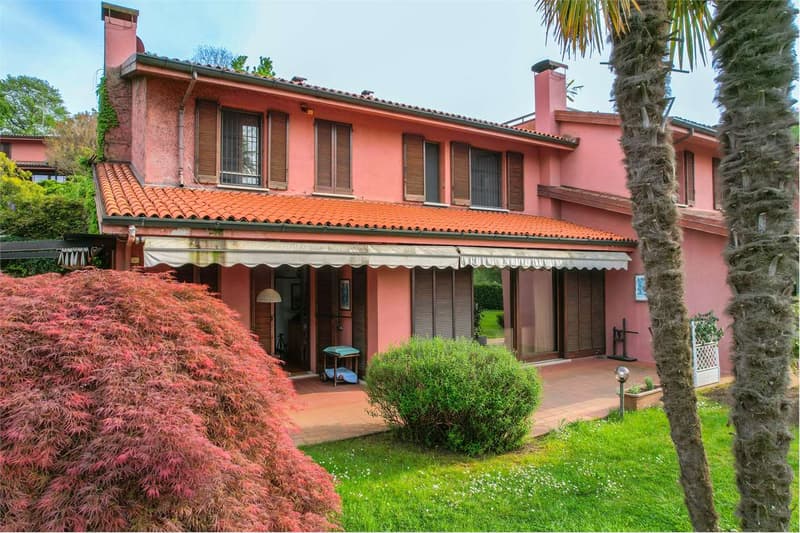 Bellissima villa immersa nel verde, con ampi spazi esterni, piscina e (4)