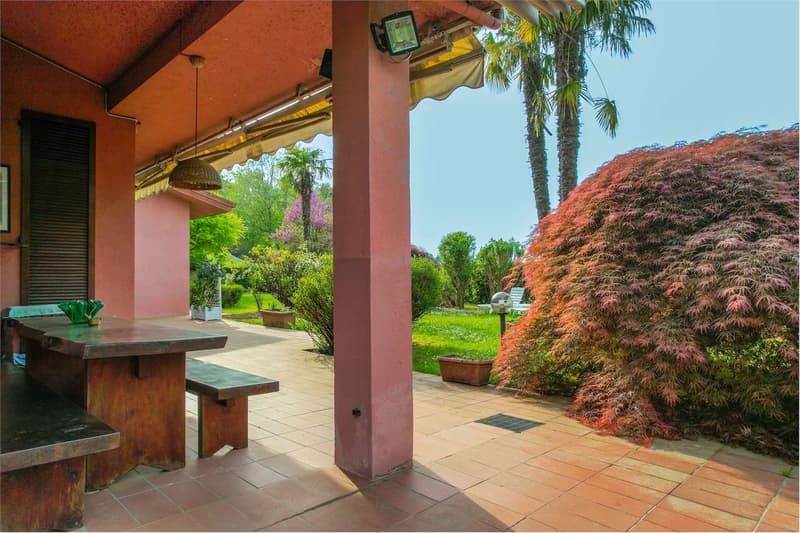 Bellissima villa immersa nel verde, con ampi spazi esterni, piscina e (7)