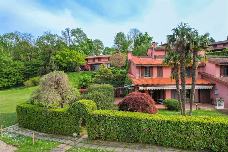 Bellissima villa immersa nel verde, con ampi spazi esterni, piscina e (2)
