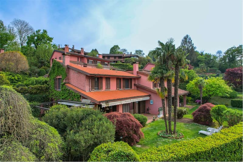 Bellissima villa immersa nel verde, con ampi spazi esterni, piscina e (1)