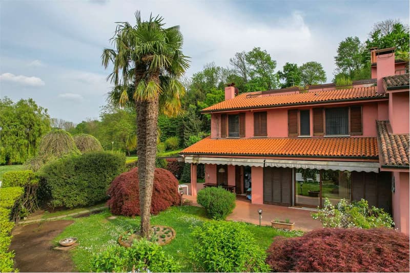 Bellissima villa immersa nel verde, con ampi spazi esterni, piscina e (3)