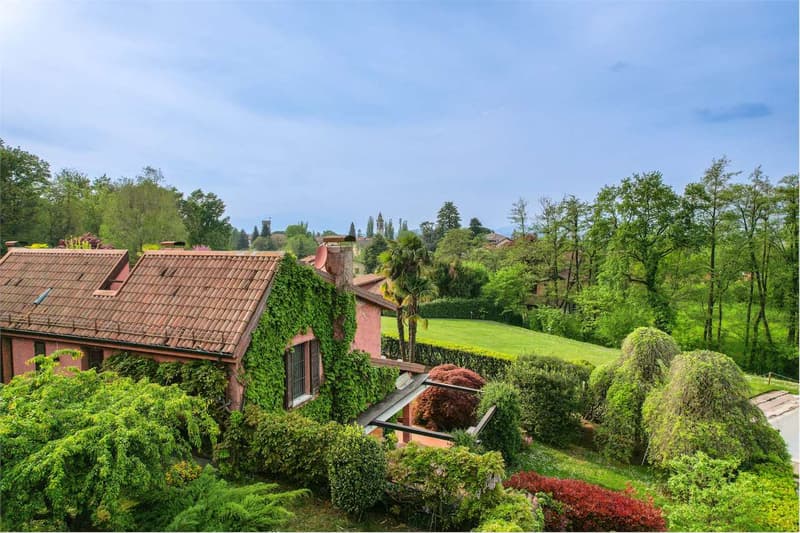 Bellissima villa immersa nel verde, con ampi spazi esterni, piscina e (11)