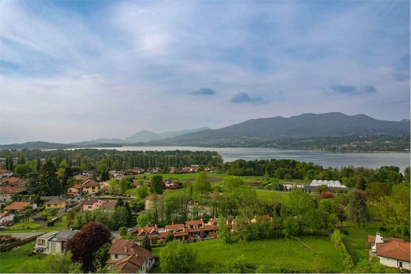 Bellissima villa immersa nel verde, con ampi spazi esterni, piscina e (12)