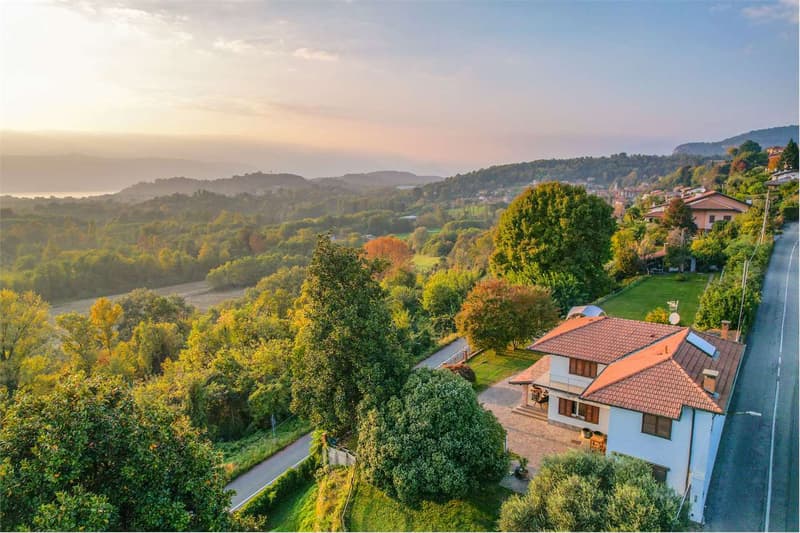 Villa indipendente in posizione riservata, con vista sul Lago Maggiore (1)
