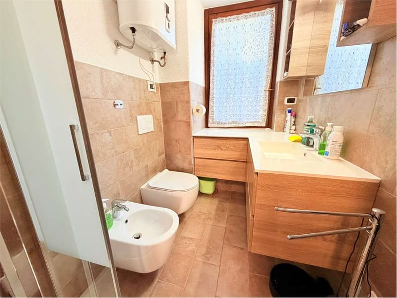 Grazioso bilocale con terrazza, piscina e garage (9)
