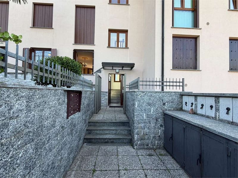 Splendido e curatissimo trilocale con giardino in una posizione tranqu (11)