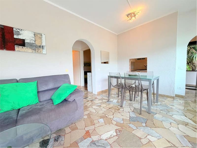 Curato appartamento trilocale con terrazza e splendida vista lago, vic (4)
