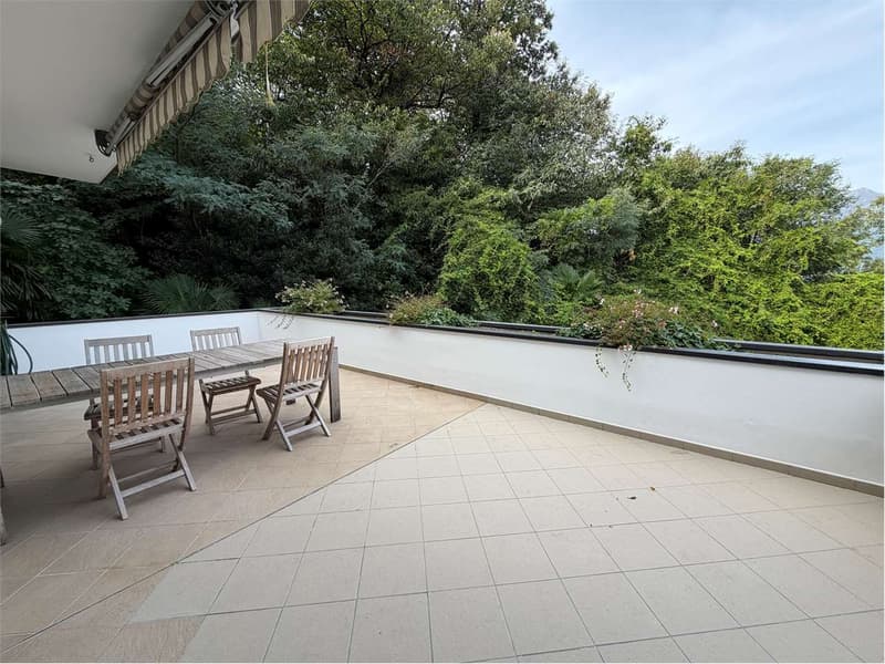 Curato appartamento trilocale con terrazza e splendida vista lago, vic (13)