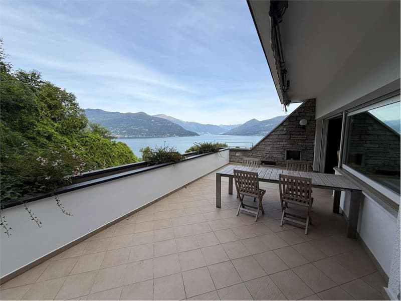 Curato appartamento trilocale con terrazza e splendida vista lago, vic (12)