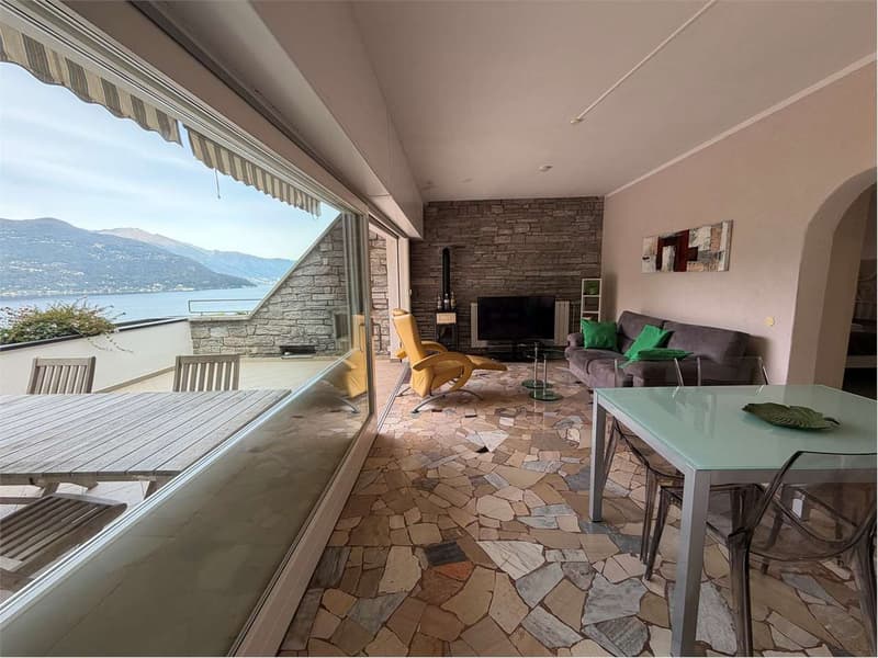 Curato appartamento trilocale con terrazza e splendida vista lago, vic (2)