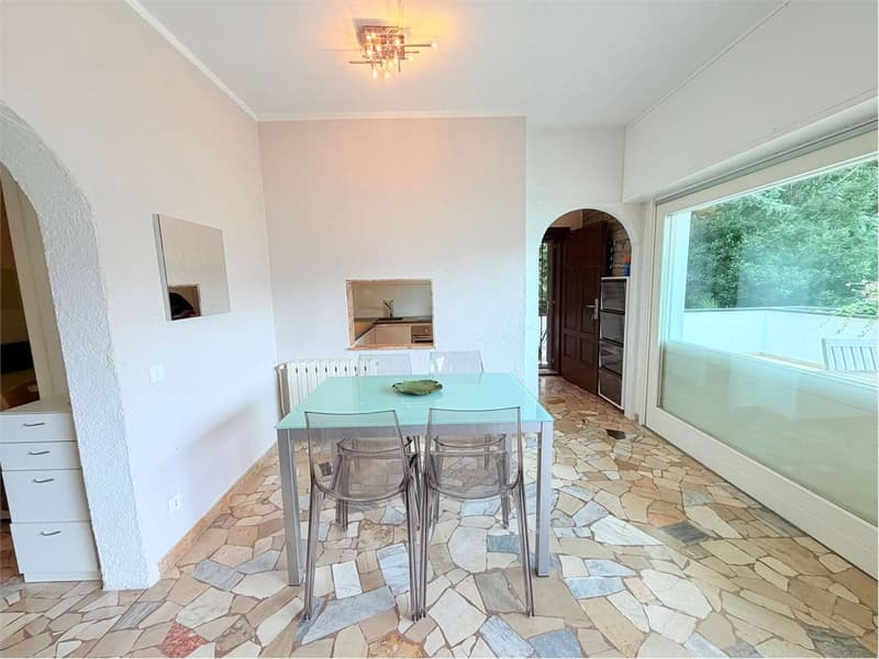Curato appartamento trilocale con terrazza e splendida vista lago, vic (5)