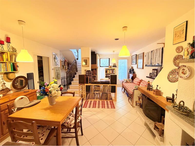 Splendida casa indipendente in posizione tranquilla e soleggiata, con (10)
