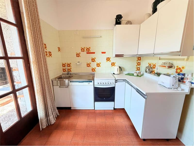 Bella villa su un unico livello con ampio terreno e grande garage, pos (6)