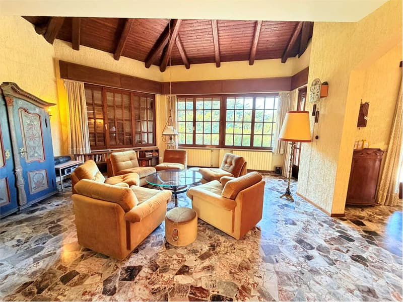 Bella villa su un unico livello con ampio terreno e grande garage, pos (3)