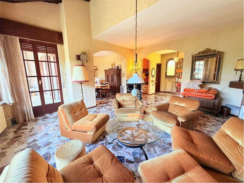 Bella villa su un unico livello con ampio terreno e grande garage, pos (4)