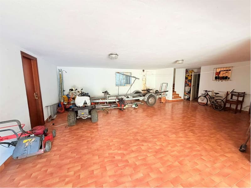 Bella villa su un unico livello con ampio terreno e grande garage, pos (12)
