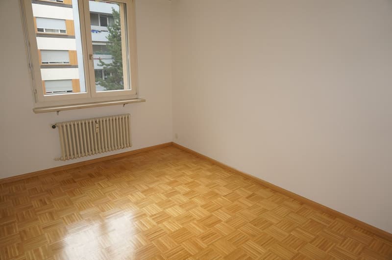 empty room, wooden floor, white walls, window, radiator