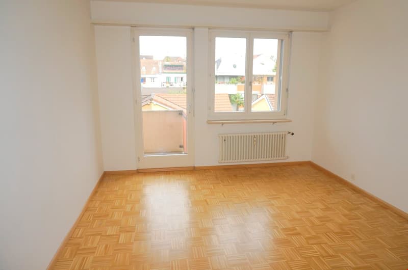 empty room, wooden parquet floor, white walls, glass door, windows, radiator