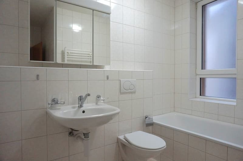 Das Badezimmer mit Badewanne