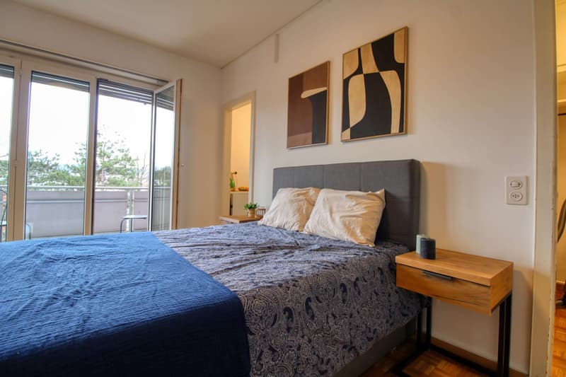 Double bed, nightstands, bedside lamps, wall art, sliding glass doors, balcony, view of trees