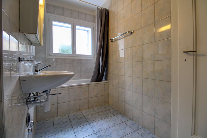 Bathtub, sink, window, tiled wall, curtain
