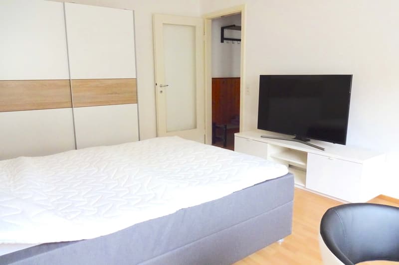 Helles und möbliertes WG-Zimmer mit eigenem TV (3)