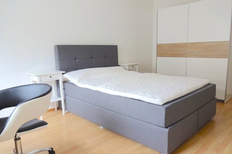 Helles und möbliertes WG-Zimmer mit eigenem TV (2)