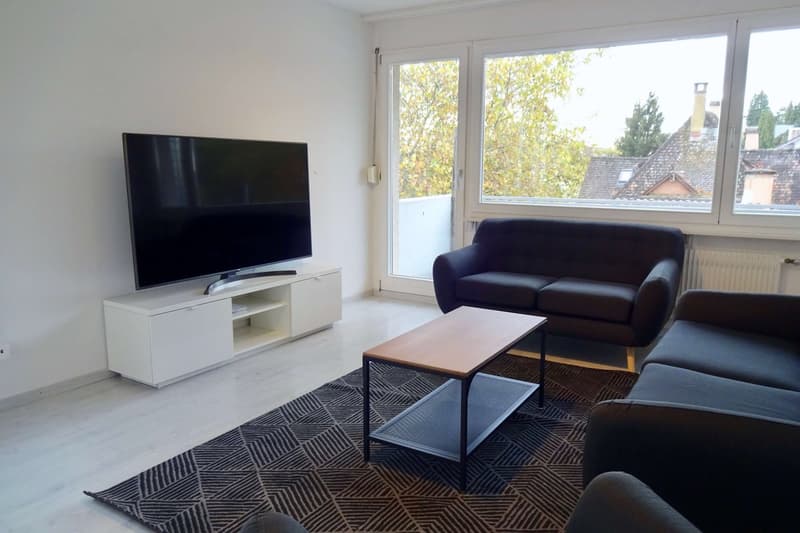 Möbliertes Zimmer in 4er WG mit grossem Wohnzimmer & Balkon (2)