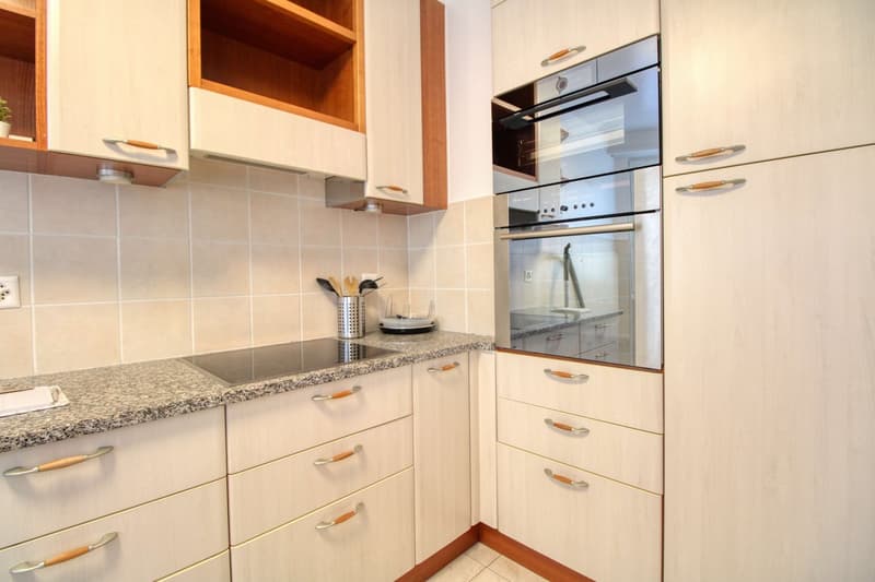 Furnished room in modernised apartment in a top location (12)