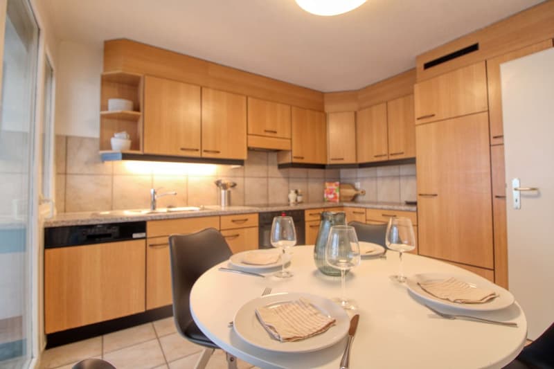 Cozy Single Room with Balcony in Champel, Genève (12)