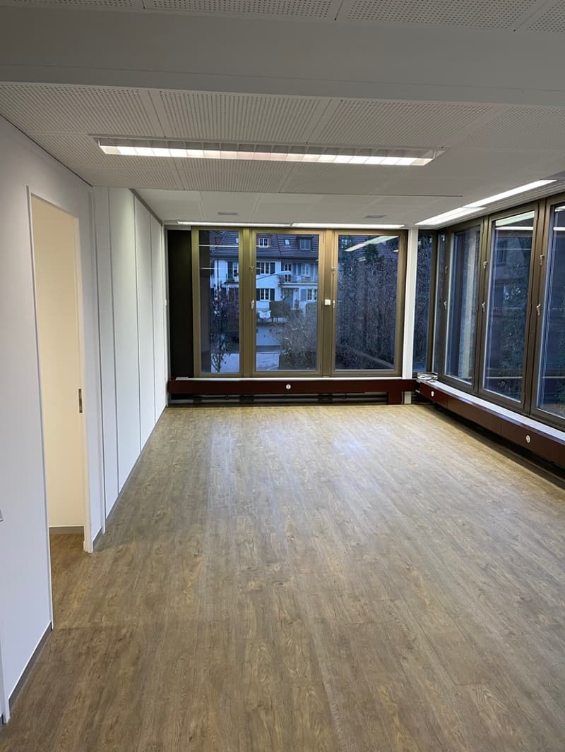 Büro mit Durchgang