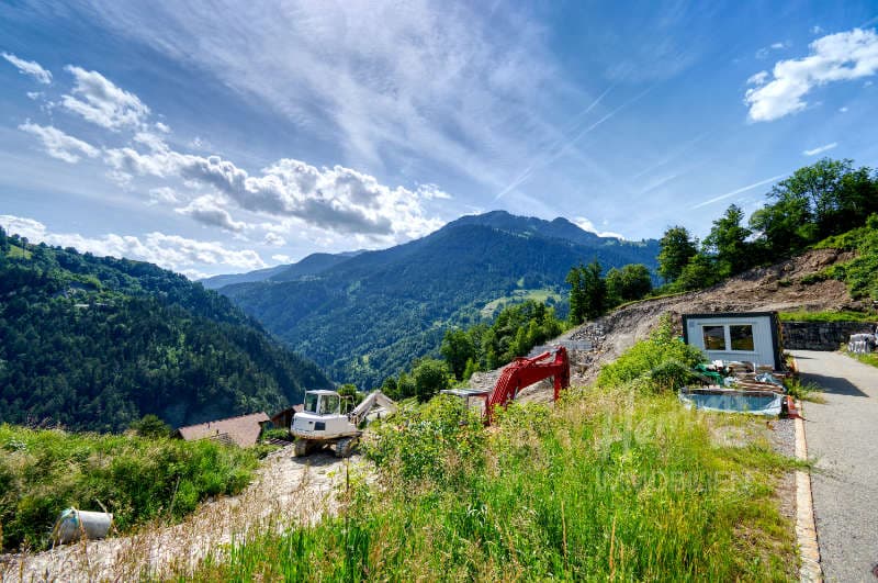 Bauland erschlossen mit 9 Bewilligten Bauten (10)