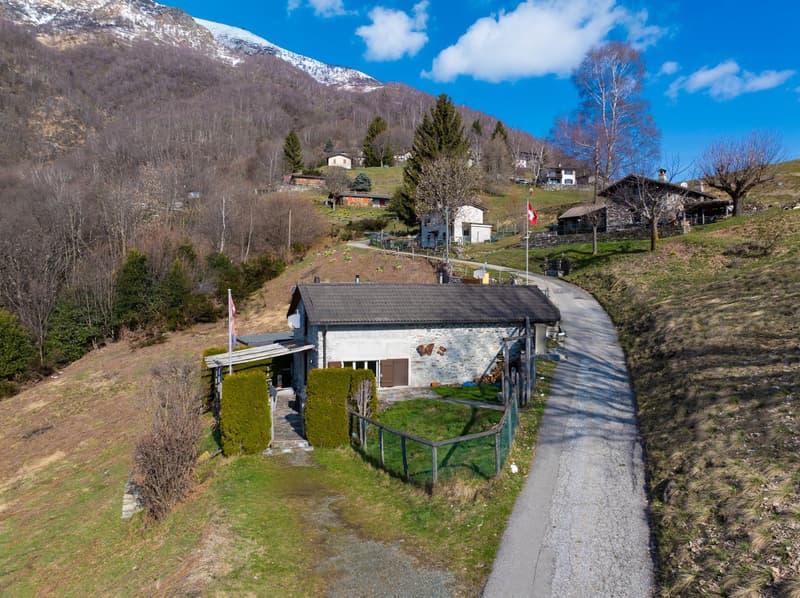 Rustic house in elevated position in Brissago Monti (5)
