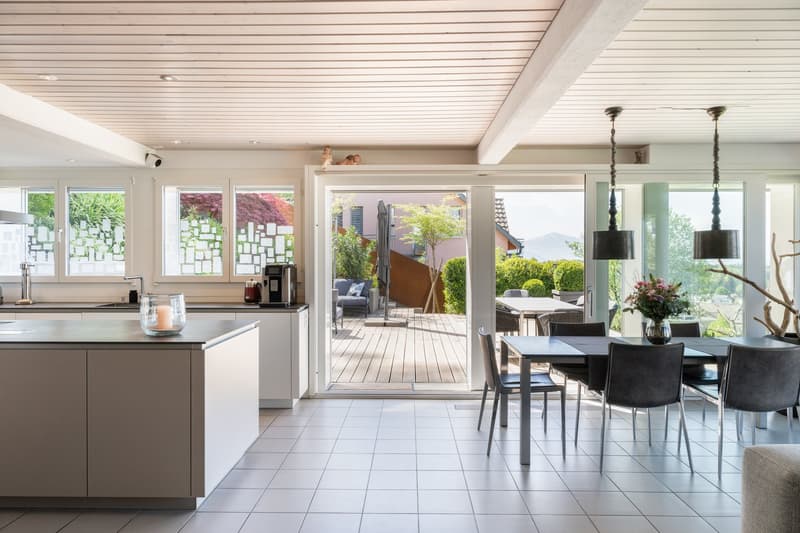 Vivre avec style au bord de la forêt – 6,5 pièces avec cuisine design, vue panoramique et grande terrasse ensoleillée (3)