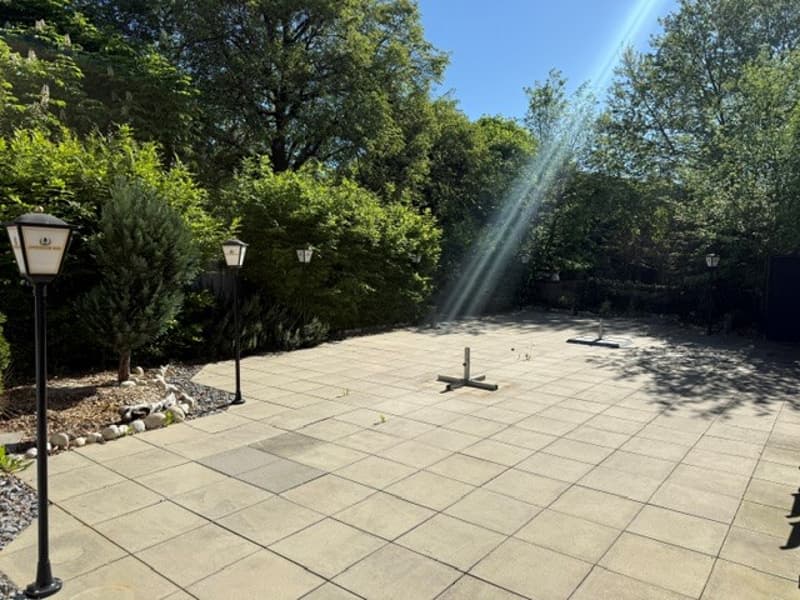 Ristorante con grande ristorante giardino nel cortile (6)
