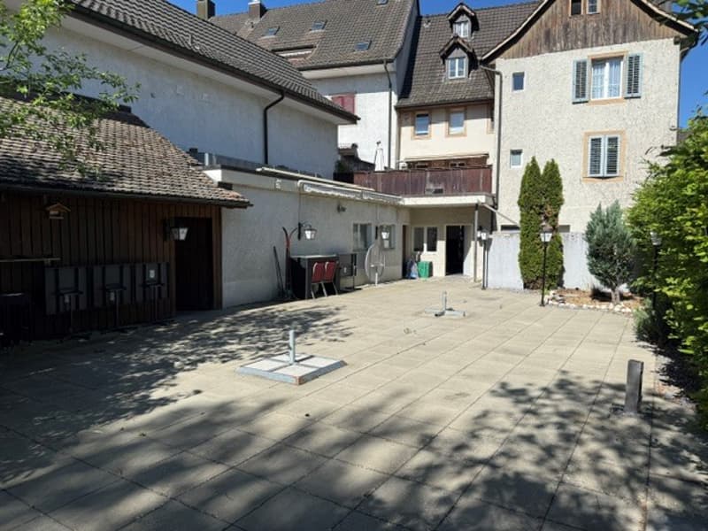 Ristorante con grande ristorante giardino nel cortile (2)