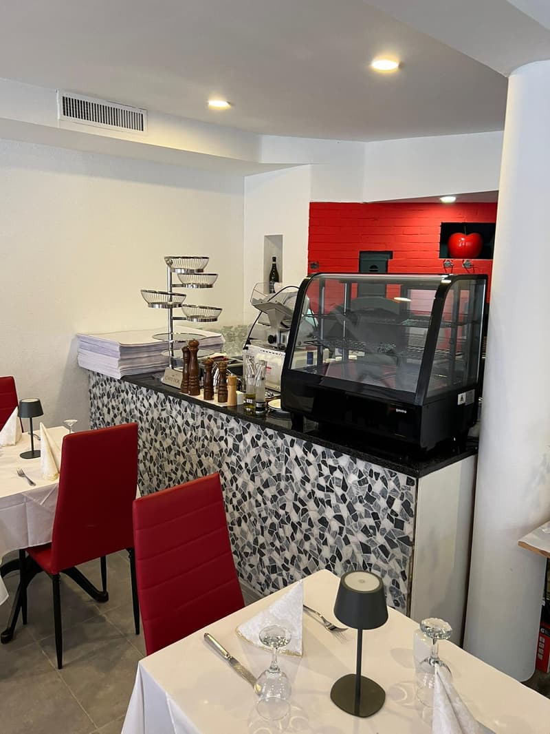 Ristorante con grande ristorante giardino nel cortile (14)