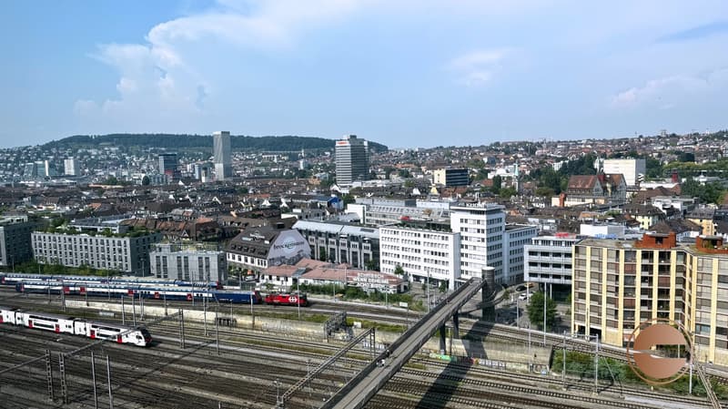 LUXURIÖSES WOHNEN ÜBER DEN DÄCHERN ZÜRICHS / LUXURIOUS LIVING ABOVE THE ROOFS OF ZURICH (1)