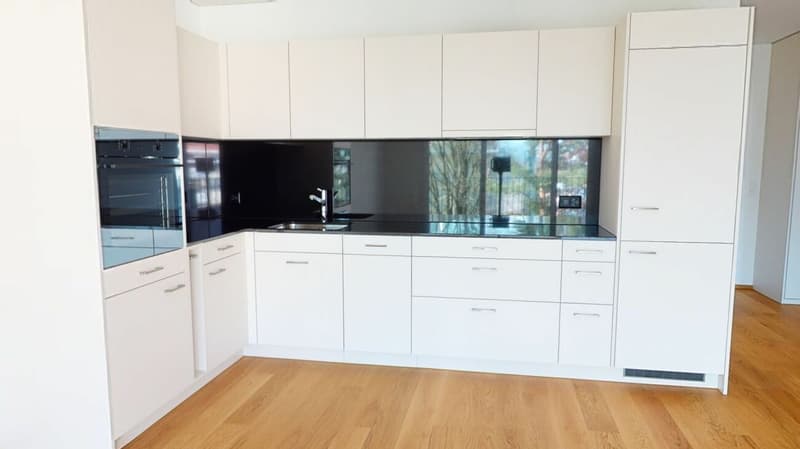 Neuwertige 2.5 Zimmer Sitzplatz Wohnung (4)