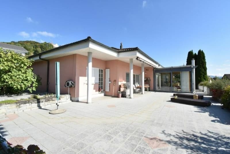 Open architecture with large plot (2)