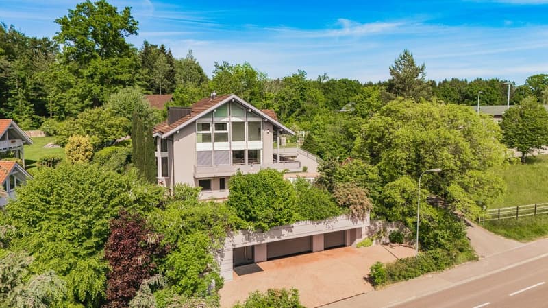 Luxuriöse Villa mit weitläufigem Grundstück, Pool und Privatsphäre (2)