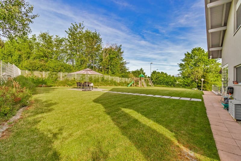 Luxuriöse Villa mit weitläufigem Grundstück, Pool und Privatsphäre (18)