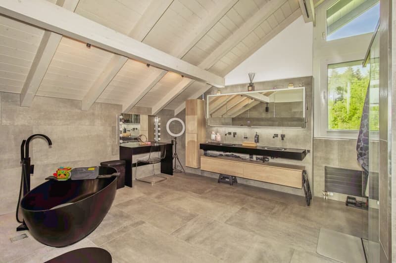 Luxuriöse Villa mit weitläufigem Grundstück, Pool und Privatsphäre (13)