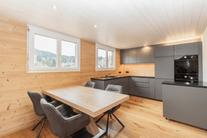 5.5-Zimmer-Maisonettewohnung mit sonnigem Balkon und moderner Ausstattung (2)