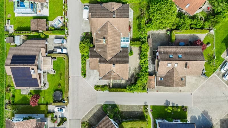 Grosses 6.5-Zimmer-Doppeleinfamilienhaus an bevorzugter Wohnlage - modernisiert und sofort bezugsbereit (14)