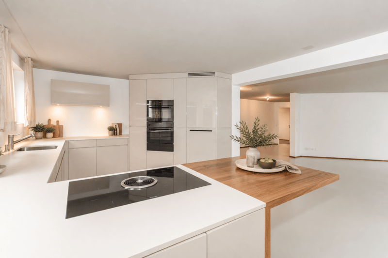 Grosses 6.5-Zimmer-Doppeleinfamilienhaus an bevorzugter Wohnlage - modernisiert und sofort bezugsbereit (5)