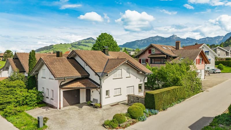 Grosses 6.5-Zimmer-Doppeleinfamilienhaus an bevorzugter Wohnlage - modernisiert und sofort bezugsbereit (11)